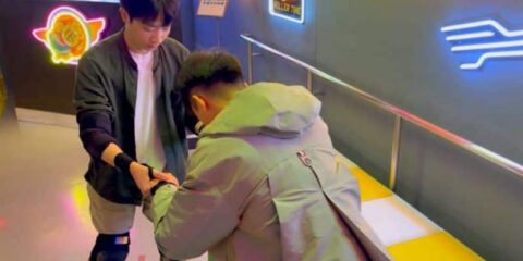 [OF] VEGAN TWINK x GorGor_Gao 看到可愛弟弟不太會滑就去教他一下